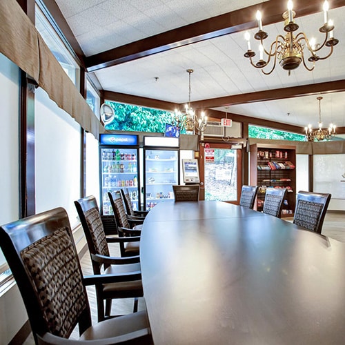 Sitting area at Reedwood Post Acute